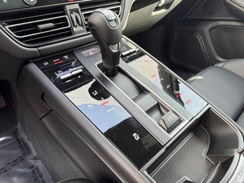 Certified 2025 Porsche Macan AWD/4WD image 24