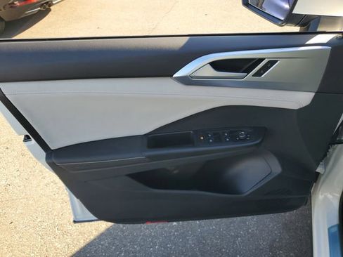 New 2026 Volkswagen Taos SE image 14