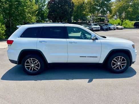 Used 2017 Jeep Grand Cherokee Limited w/ Luxury Group II AWD/4WD image 4