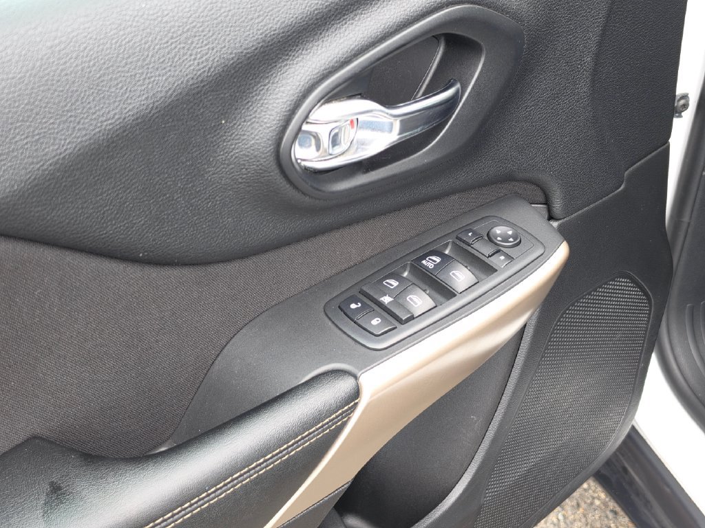 Used 2018 Jeep Cherokee Latitude w/ Safety Group AWD/4WD image 23