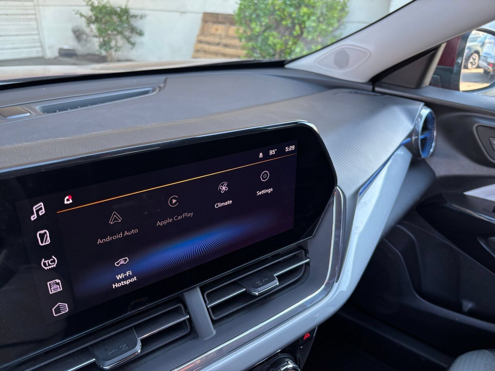 Used 2025 Chevrolet Trax LT FWD image 19