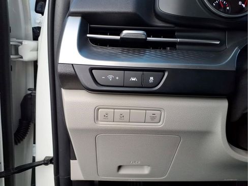 Used 2024 Kia Carnival LX FWD image 22