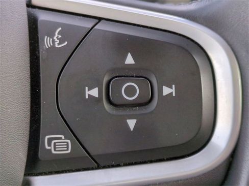 Used 2021 Volvo XC60 T5 Momentum w/ Premium Package image 26