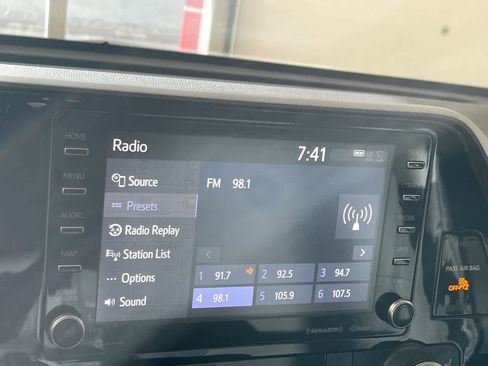 Used 2021 Toyota Highlander XLE AWD/4WD image 16