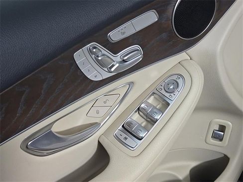 Used 2019 Mercedes-Benz GLC 300 4MATIC image 16