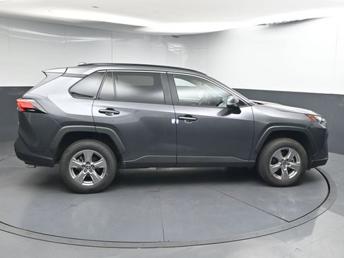 Used 2022 Toyota RAV4 XLE FWD image 9