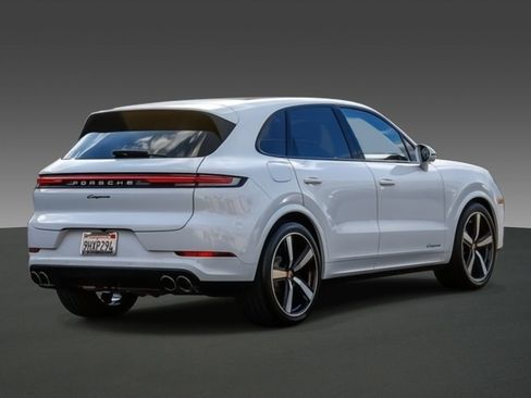 Used 2024 Porsche Cayenne image 4