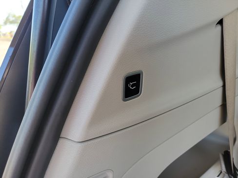 Used 2020 Chrysler Pacifica Touring w/ Cold Weather Group FWD image 15