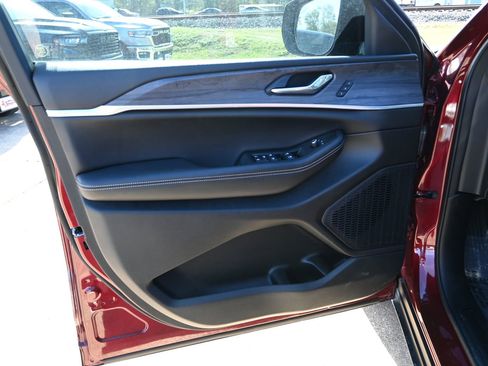 New 2025 Jeep Grand Cherokee L Limited w/ Black Appearance Package image 9