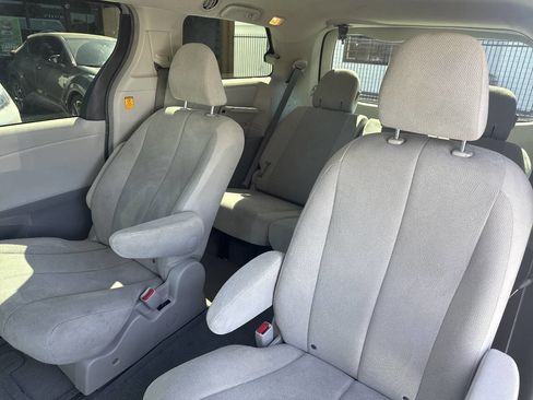 Used 2011 Toyota Sienna image 24