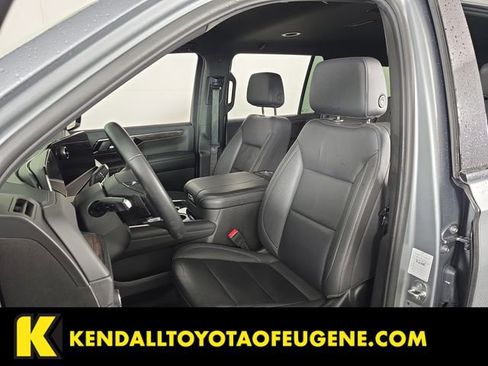 Used 2025 Chevrolet Suburban Z71 image 17