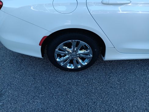 Used 2016 Chrysler 200 Limited w/ Anniversary Edition FWD image 6