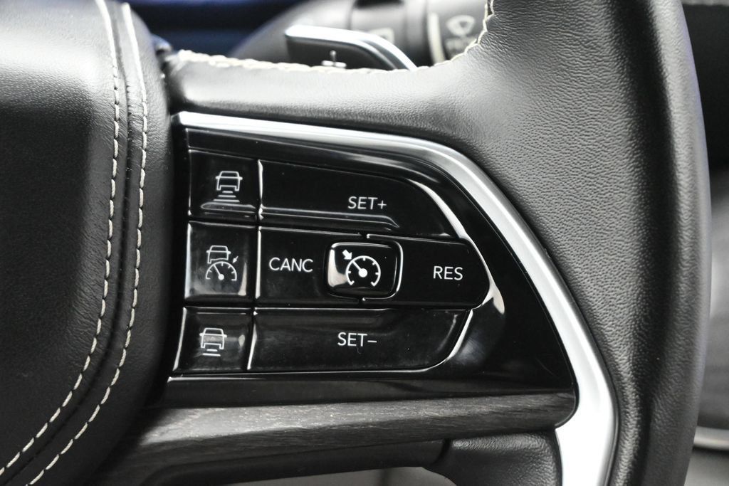 Used 2022 Jeep Grand Cherokee Overland w/ Luxury Tech Group IV RWD image 9