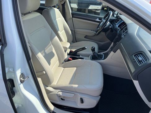 Used 2018 Volkswagen Golf SE image 19