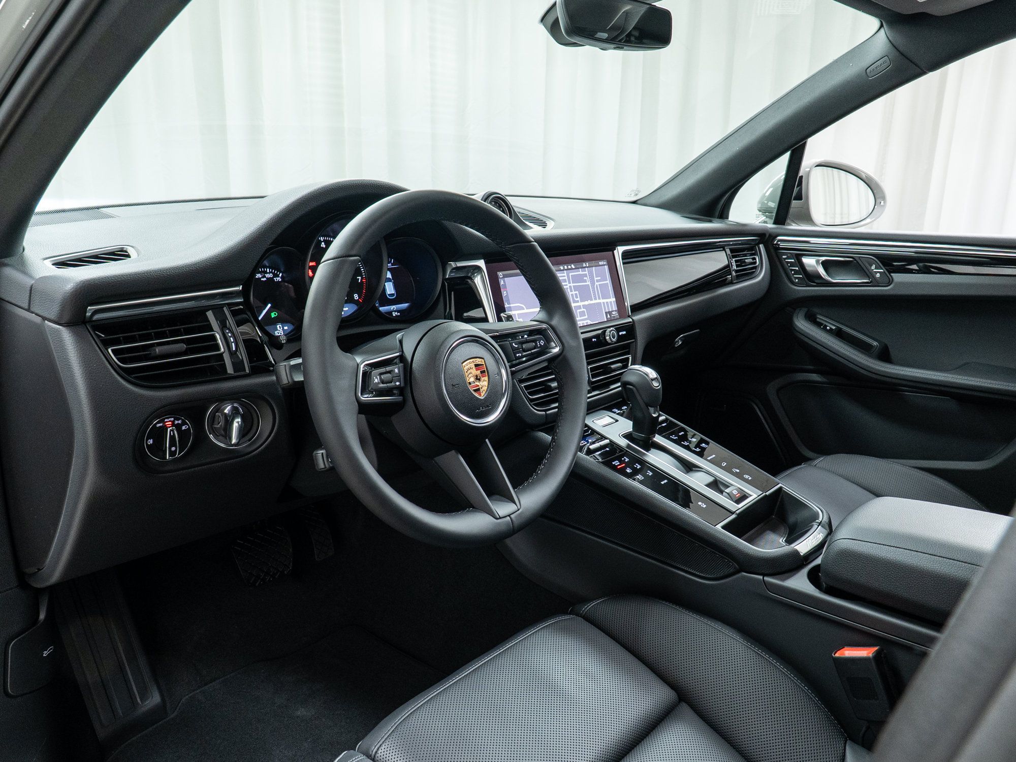 Certified 2025 Porsche Macan AWD/4WD image 15