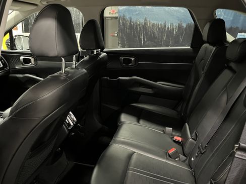 Used 2024 Kia Sorento S image 13