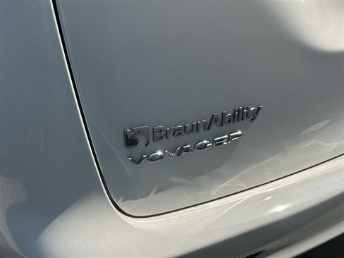 Used 2022 Chrysler Voyager LX FWD image 40