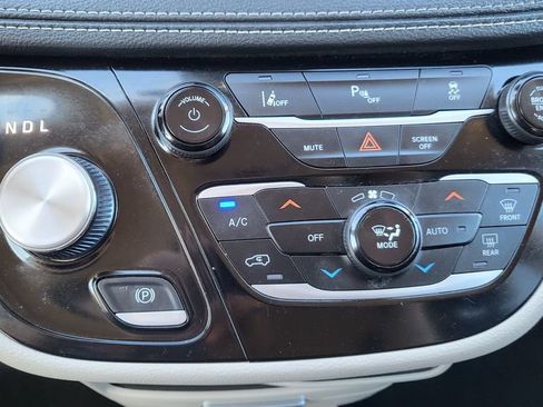 Used 2024 Chrysler Pacifica Limited FWD image 36