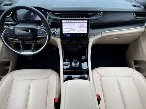 Used 2023 Jeep Grand Cherokee Limited image 10
