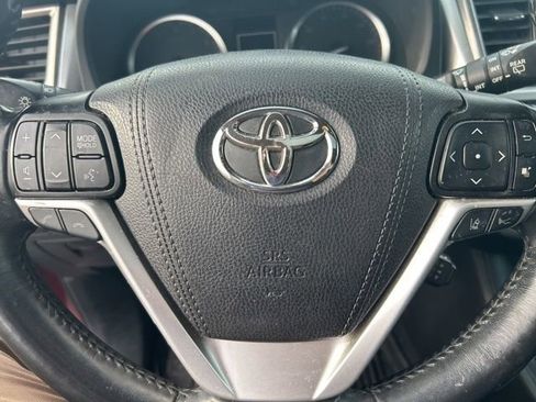 Used 2019 Toyota Highlander XLE image 16