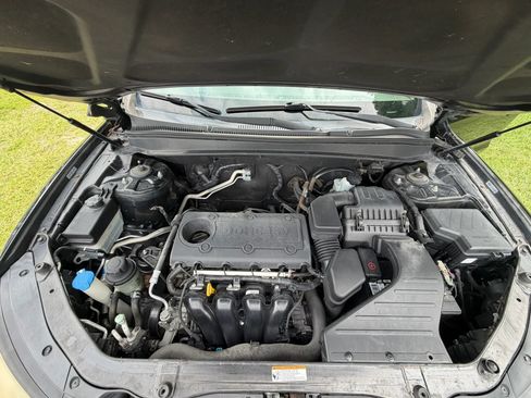 Used 2012 Hyundai Santa Fe GLS FWD image 17