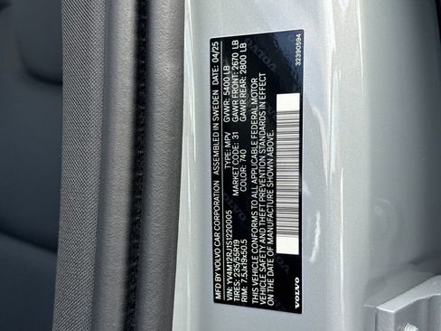 Certified 2025 Volvo XC60 B5 Core image 28