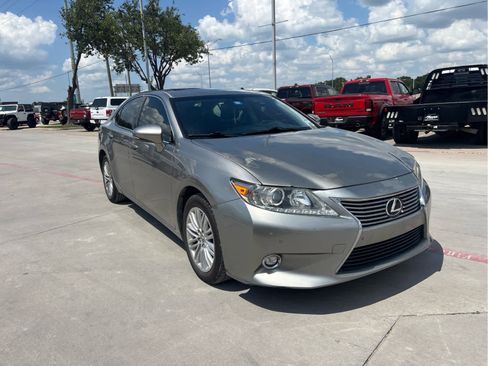 Used 2015 Lexus ES 350 w/ Luxury Package FWD image 2