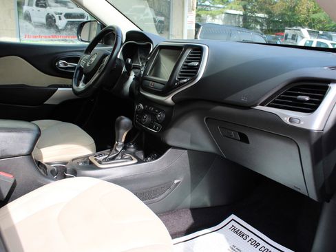 Used 2017 Jeep Cherokee Latitude w/ Comfort/Convenience Group image 19