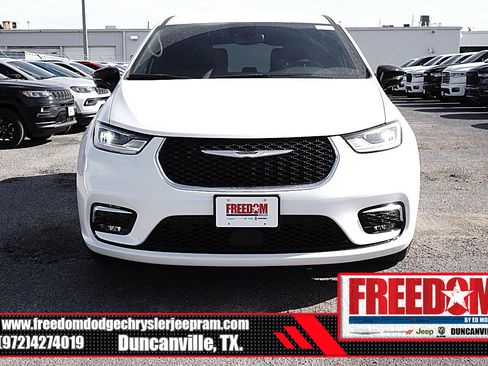 New 2026 Chrysler Pacifica Select image 8