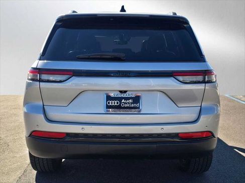 Used 2023 Jeep Grand Cherokee Altitude RWD image 4