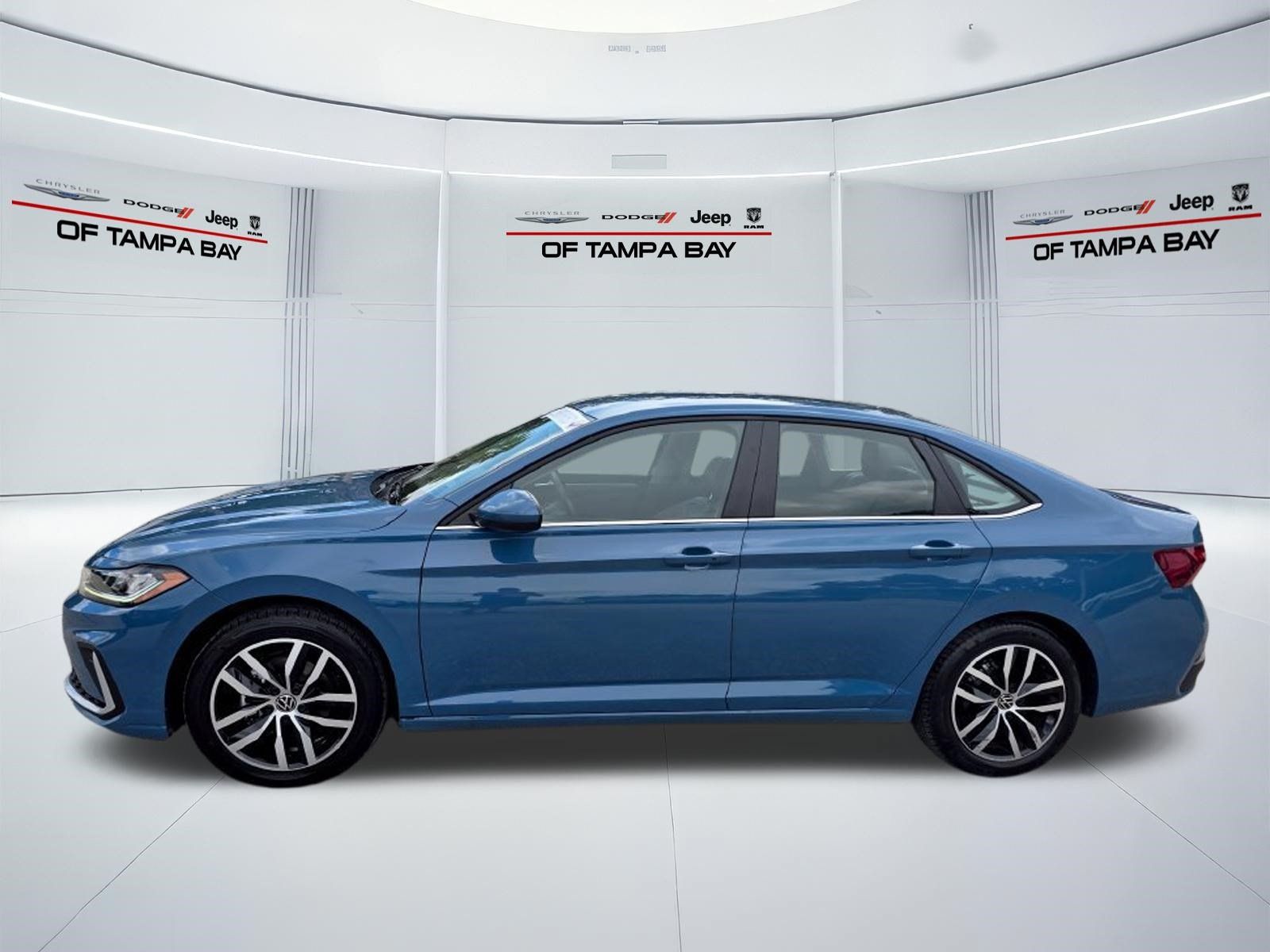 Used 2025 Volkswagen Jetta SE FWD image 3