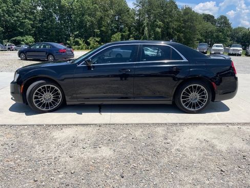 Used 2017 Chrysler 300 Limited RWD image 4