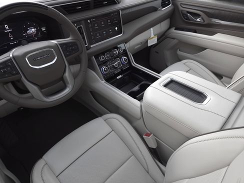 Used 2024 GMC Yukon XL Denali w/ Advanced Technology Package image 15