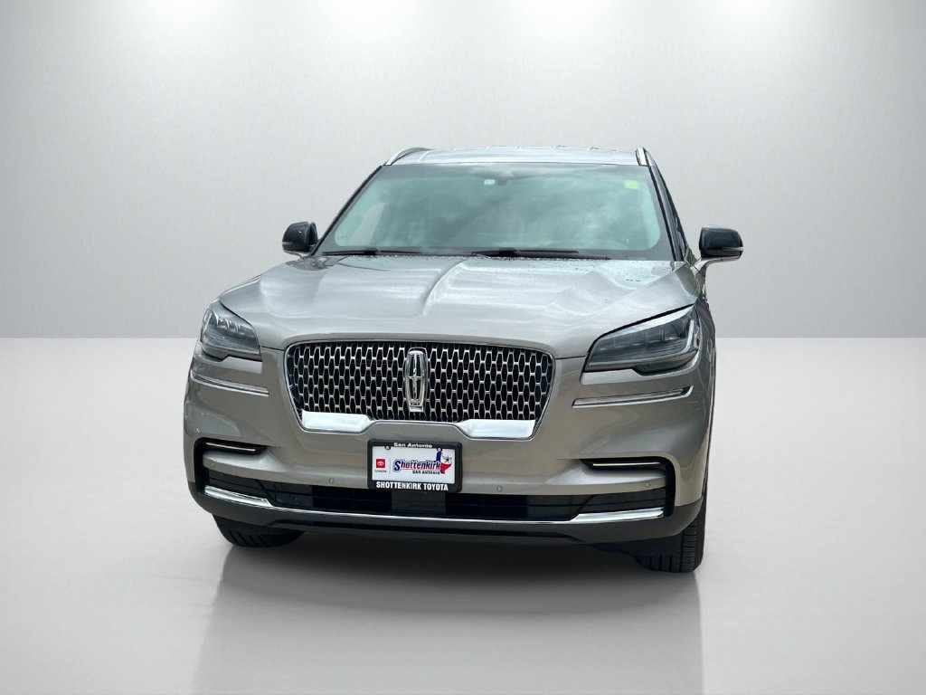 Used 2023 Lincoln Aviator AWD w/ Class IV Trailer Tow Package image 2
