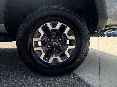 Used 2018 Toyota Tacoma TRD Off-Road AWD/4WD image 9