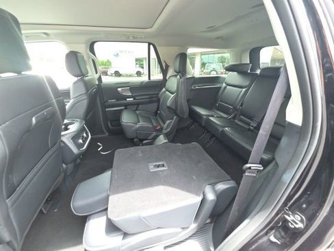 Used 2025 Ford Expedition Platinum AWD/4WD image 10
