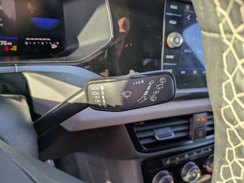 Certified 2023 Volkswagen Taos SE FWD image 29
