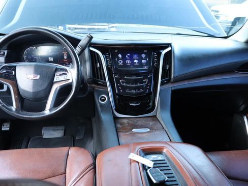 Used 2020 Cadillac Escalade Luxury image 16