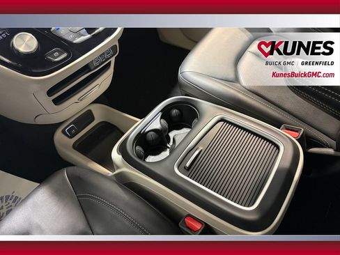 Used 2024 Chrysler Pacifica Touring-L FWD image 30