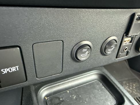 Used 2018 Toyota RAV4 LE AWD/4WD image 8