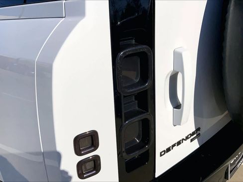 Used 2023 Land Rover Defender 130 X-Dynamic SE image 29