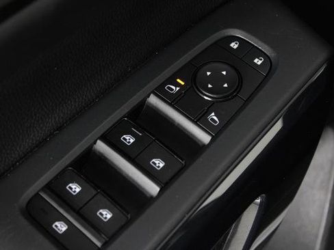 Certified 2025 Nissan Pathfinder SV FWD image 24