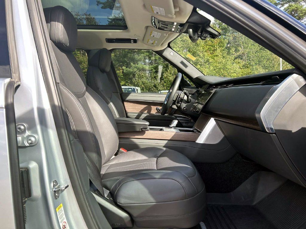 Used 2025 Land Rover Range Rover SE AWD/4WD image 18