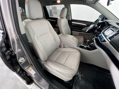 Used 2015 Toyota Highlander Plus FWD image 30