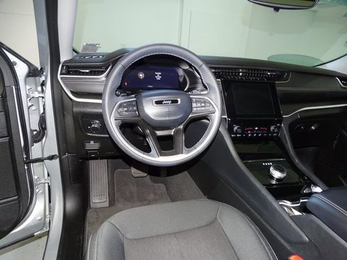 Certified 2023 Jeep Grand Cherokee Laredo X image 5