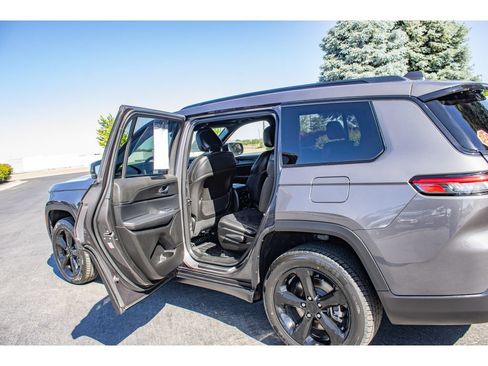 Used 2023 Jeep Grand Cherokee L Laredo AWD/4WD image 15