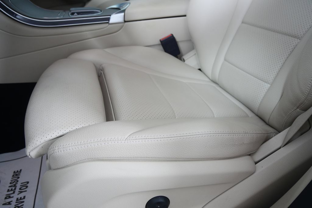 Used 2021 Mercedes-Benz GLC 300 4MATIC image 9