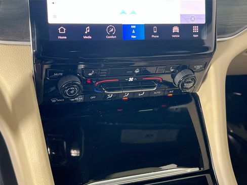 Used 2023 Jeep Grand Cherokee Limited AWD/4WD image 16