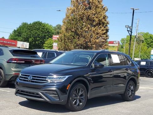Used 2024 Volkswagen Tiguan SE w/ Panoramic Sunroof Package image 1