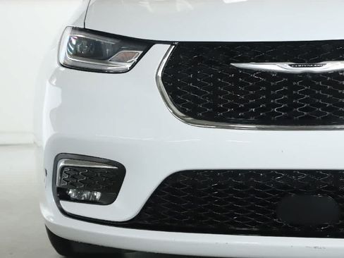 Used 2023 Chrysler Pacifica Touring-L FWD image 6